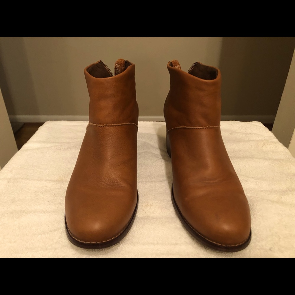 TOMS Women’s brown leather ankle boots - size 8